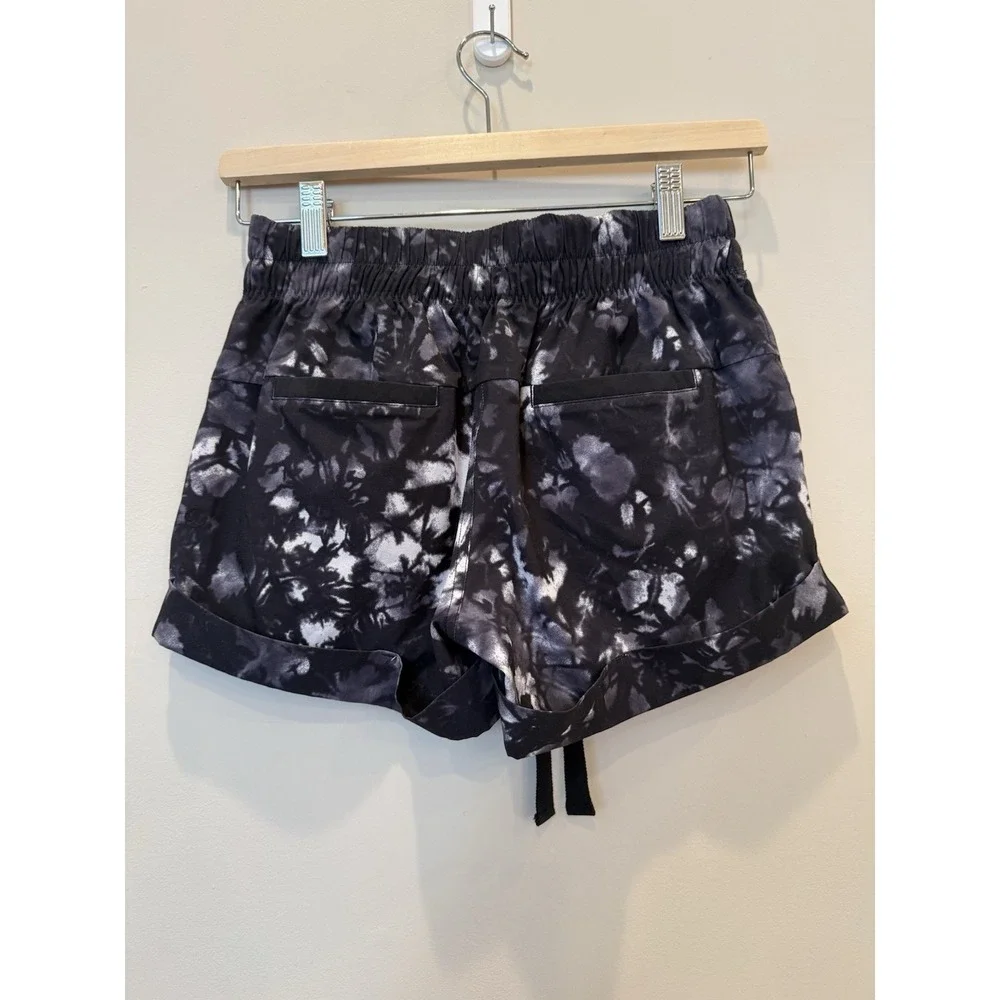 Lululemon Spring Break Away Short II Dusk Dye White Black Women's‎ Size 4